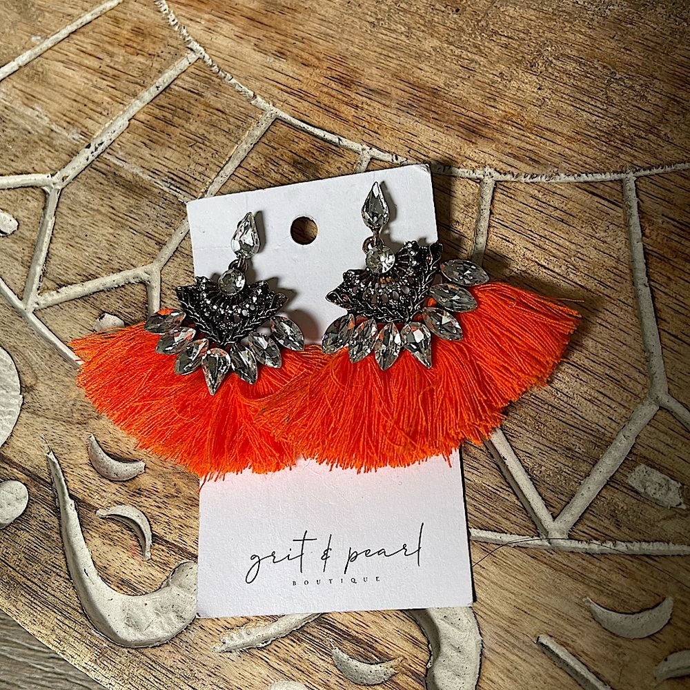 Boho glam earrings with fan tassel
